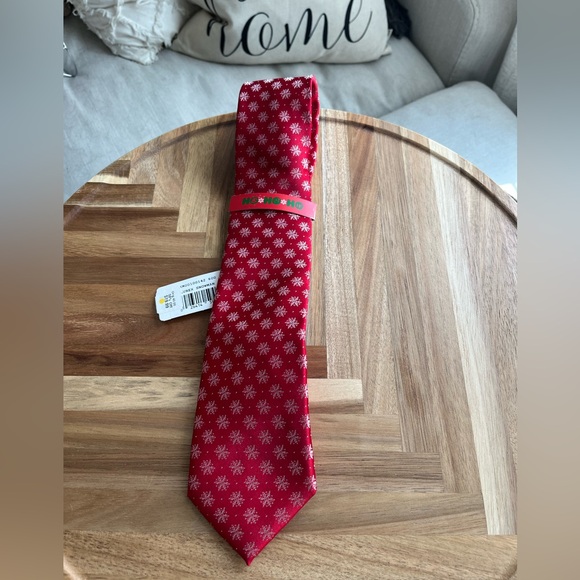 Red Snowflake Pattern Tie - Picture 1 of 3